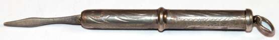 Zahnstocher, Silber (geprüft), hülsenförmiger ziselierter Korpus mit herausdrehbarer Spitze, Ges.-L. mit Öse 8 cm - Foto 1