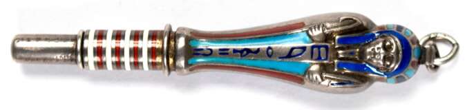 Nadelbehälter in Form eines ägyptischen Pharaos, um 1910, 800er Silber z.T. farbig emailliert, Gew. 7,43 g, L. (mit Öse) 7 cm - photo 1