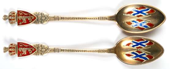 2 Andenkenlöffel, Norwegen, 925er Silber, vergoldet und emailliert, Ges.-Gew. 22,76 g, L. 11,3 cm - Foto 1