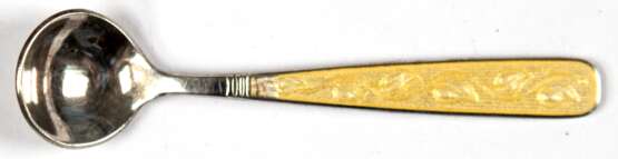 Kleiner Gewürzlöffel, 925er Silber, Dänemark, Stiel mit gelber Transluzidemaille, L. 6,0 cm - photo 1