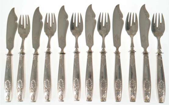 Fischbesteck für 6 Personen, 800er Silberklingen, -zinken und -griffe, punziert, Griffe wohl gefüllt, Ges.-Gew. ca. 838 g, Griffe mit Reliefdekor und Monogrammgravur, Gebrauchspuren - photo 1