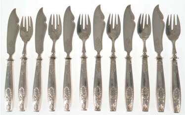 Fischbesteck für 6 Personen, 800er Silberklingen, -zinken und -griffe, punziert, Griffe wohl gefüllt, Ges.-Gew. ca. 838 g, Griffe mit Reliefdekor und Monogrammgravur, Gebrauchspuren