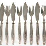Fischbesteck für 6 Personen, 800er Silberklingen, -zinken und -griffe, punziert, Griffe wohl gefüllt, Ges.-Gew. ca. 838 g, Griffe mit Reliefdekor und Monogrammgravur, Gebrauchspuren - photo 1
