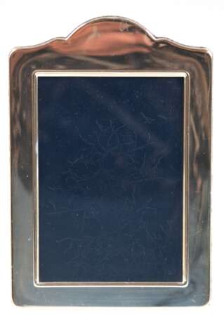 Standfotorahmen, 925er Silber, geschweifte Bekrönung, Innenmaß 12x8,5 cm, ges. 17x11,5 cm - photo 1