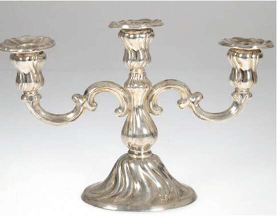Kerzenleuchter, 835er Silber, punziert, Barockform, 3-armig, herausnehmbare Tüllen ovaler beschwerter Stand, H. 19 cm - photo 1