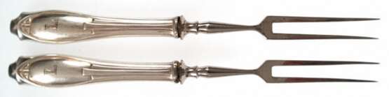 2 Jugendstil-Aufschnittgabeln, 800er Silber, punziert, mit Monogr. "L", L. 19,5 cm - фото 1