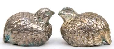 Salz- und Pfefferstreuer in Form von Rebhühnern, versilbert, Gebrauchspuren, H. 5,5 cm