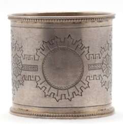 Serviettenring, Rußland um 1870, 84 Zol. Silber, H. 4,5 cm, Dm. 5 cm, in Originalschachtel