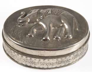 Deckeldose mit Elefantenrelief, oval, versilbert, Wandung mit Floral- und Ornamentalrelief, Gebrauchspuren, 8x17x12 cm