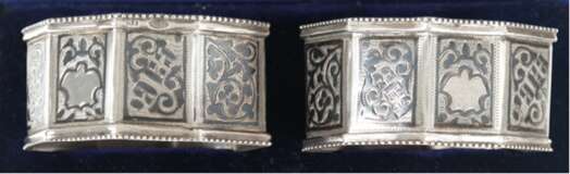 Paar Serviettenringe, Rußland, 84 Zol. Silber, punziert, ca. 37 g, 8-kantige, abgeflachte Form mit Niellodekor, im Etui - фото 1