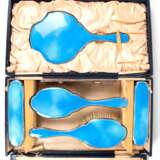 Frisierset, 6-teilig, England um 1920/30, 925er Silber mit hellblauer Guilloche-Emaille, bestehend aus 2 Bürsten mit Handhabe, 2 Kleiderbürsten und Handspiegel, Kamm mit Silber-Rücken ergänzt, im Kasten - photo 1