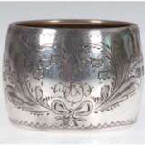 Jugendstil-Serviettenring, deutsch, 800er Silber, punziert, ca. 36 g, runde Form mit fein ziseliertem Floraldekor und Monogrammgravur, Dm. 5,5 cm, B. 3,9 cm - photo 1