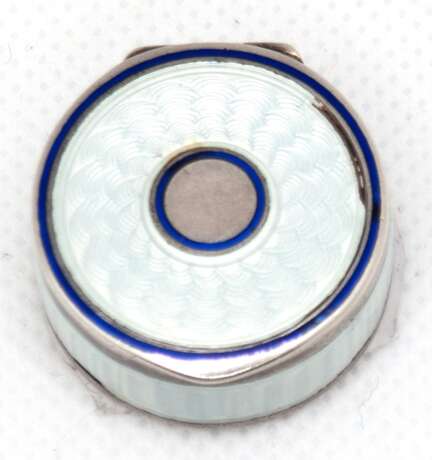 Pillendose mit hellblauem Trasluzidemail und kobaltblauen Emailrändern, Deckel mit Fehlstelle, 835er Silber, innen Restvergoldung, H. 1,1 cm, Dm. 2,5 cm - photo 1