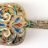 Zuckerschaufel, Rußland um ca. 1910, Silber (geprüft), Laffe vergoldet, polychrom ornamental emailliert, Gebrauchspuren, L. 9,4 cm - photo 1