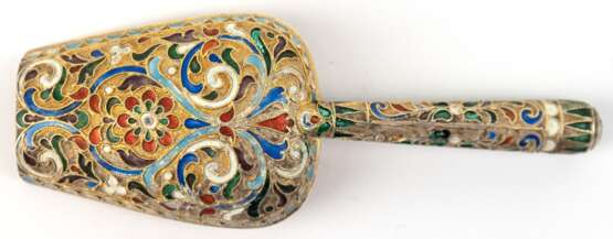 Zuckerschaufel, Rußland um ca. 1910, Silber (geprüft), Laffe vergoldet, polychrom ornamental emailliert, Gebrauchspuren, L. 9,4 cm - photo 1