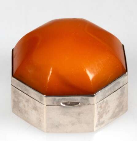 Dose, achteckig, 800er Silber, Deckel mit Butterscotch-Bernstein besetzt, 3x4,5x4,5 cm - фото 1