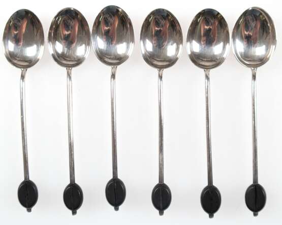 6 Mokka-Löffel, Silber, Birmingham, mit plastischer Kaffeebohne am Griffende, L. 9,3 cm, im Etui - фото 1