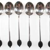 6 Mokka-Löffel, Silber, Birmingham, mit plastischer Kaffeebohne am Griffende, L. 9,3 cm, im Etui - фото 1