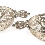 Paar Schalen, oval, 925er Schalen, London 1893, William Carter, floral durchbrochene Wandung, seitliche durchbrochen gearbeitete Handhaben mit halbplastischen Engelsköpfen, Ges.-Gew. 183,6 g, 4x17,5x8 cm - photo 1