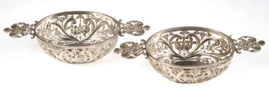 Paar Schalen, oval, 925er Schalen, London 1893, William Carter, floral durchbrochene Wandung, seitliche durchbrochen gearbeitete Handhaben mit halbplastischen Engelsköpfen, Ges.-Gew. 183,6 g, 4x17,5x8 cm - photo 1
