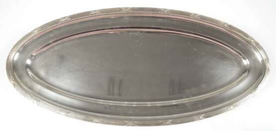 Große ovale Platte, versilbert, um 1920, Reliefrand mit Kreuzbanddekor, 2,5x61,5x28 cm - Foto 1