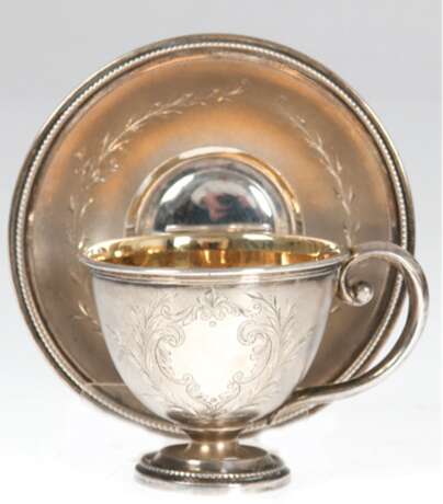 Tasse mit UT, 800er Silber, ca. 85 g, Rand mit Perlfries, floral ziseliert, innen vergoldet, H. 6 cm - photo 1