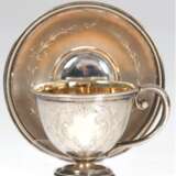 Tasse mit UT, 800er Silber, ca. 85 g, Rand mit Perlfries, floral ziseliert, innen vergoldet, H. 6 cm - photo 1