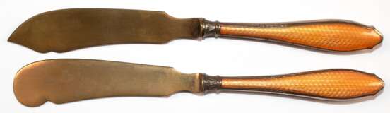 Butter- und Käsemesser, um ca. 1920, orange Guilloche-Emaille auf Messing, Firma "Alto Wald-Solingen", mit originaler Firmen-Plakette, von Richard Haastert & Bull, Länge ca. 16, 5 cm, im Original-Etui - photo 1