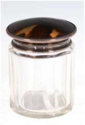 Deckeldose, farbloses, facettiertes Glas mit Schildpattdeckel mit Silbermontierung, Birmingham 1922, H. 6 cm