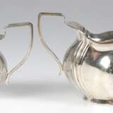 Zuckerschale und Sahnekännchen, Sterlingsilber, Birmingham, gebauchter Korpus mit gewelltem Rand, mit vertikalem Rillendekor, Ges.-Gew. 184 g, H. 7,5 cm und 9 cm - фото 1