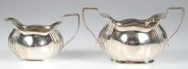 Zuckerschale und Sahnekännchen, Sterlingsilber, Birmingham, gebauchter Korpus mit gewelltem Rand, mit vertikalem Rillendekor, Ges.-Gew. 184 g, H. 7,5 cm und 9 cm