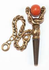 Kleiner Uhrenschlüssel, mit Korallen-Kugel, 19. Jh., L. 2,8 cm, an Kettchen