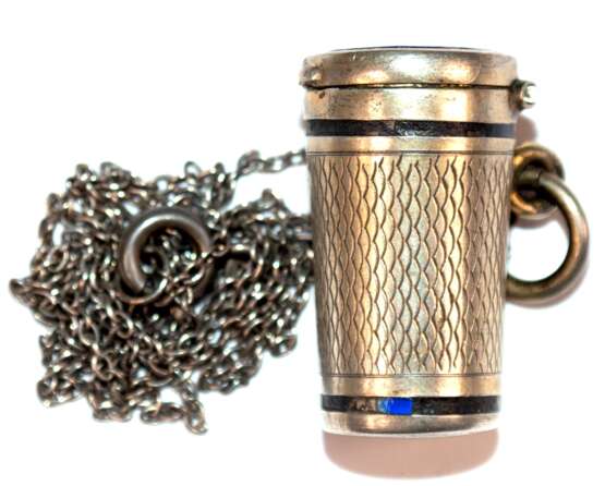 Anhänger "Kleines Deckelgefäß" an Kette, Silber, Anhänger mit feinem Schuppendekor und blauen Emaillerändern, H. 2,1 cm, Dm. 1,2 cm - photo 1