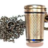Anhänger "Kleines Deckelgefäß" an Kette, Silber, Anhänger mit feinem Schuppendekor und blauen Emaillerändern, H. 2,1 cm, Dm. 1,2 cm - photo 1