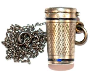 Anhänger &quot;Kleines Deckelgefäß&quot; an Kette, Silber, Anhänger mit feinem Schuppendekor und blauen Emaillerändern, H. 2,1 cm, Dm. 1,2 cm