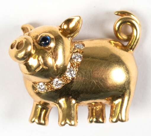 Brosche in Form eines Schweinchens, 18 ct. GG, London, E. Wolfe & Co., Augen mit kl. Saphir-Cabochons besetzt, Halsband mit 5 Diamanten von zus. 0,1 ct, unterseitig punziert mit 750 und EW&CO, 2,5x2 cm, Gew. 8,9… - photo 1