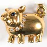 Brosche in Form eines Schweinchens, 18 ct. GG, London, E. Wolfe & Co., Augen mit kl. Saphir-Cabochons besetzt, Halsband mit 5 Diamanten von zus. 0,1 ct, unterseitig punziert mit 750 und EW&CO, 2,5x2 cm, Gew. 8,9… - photo 1
