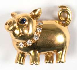 Brosche in Form eines Schweinchens, 18 ct. GG, London, E. Wolfe &amp; Co., Augen mit kl. Saphir-Cabochons besetzt, Halsband mit 5 Diamanten von zus. 0,1 ct, unterseitig punziert mit 750 und EW&amp;CO, 2,5x2 cm, Gew. 8,9…