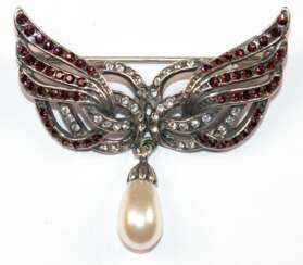 Brosche im Jugendstil, 925er Silber, Granat und Zirkonia, tropfenförmige synth. Perle, Breite ca. 4,2 cm