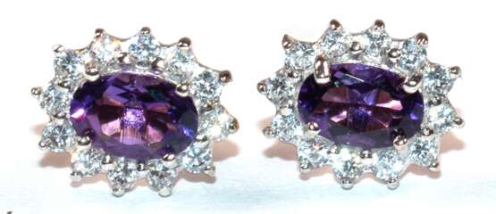 Ohrstecker, 375er GG/WG, 9 k., Amethyste und weiße Zirkonia im Brillantschliff, Maße ca. 10 x 7 mm - photo 1