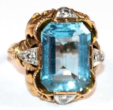 Aquamarin-Ring, 585er GG/ WG, Santa Maria-Aquamarin in reich verzierter Fassung, die mit 4 kl. Brillanten besetzt ist, Meisterpunze, Ges.-Gew. 8,19 g, RG 55,5 - Foto 1