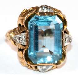 Aquamarin-Ring, 585er GG/ WG, Santa Maria-Aquamarin in reich verzierter Fassung, die mit 4 kl. Brillanten besetzt ist, Meisterpunze, Ges.-Gew. 8,19 g, RG 55,5
