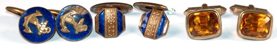 3 diverse Paar Manschettenknöpfen, dabei goldfarben mit facettiertem bernsteinfarbenen Schmuckstein, vergoldet, runde Form, blau emailliert mit appliziertem Anker, 1x Emaille beschädigt, Dm. 1,6 cm und achteckige Form, … - фото 1