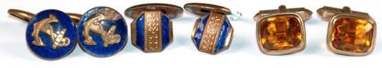 3 diverse Paar Manschettenknöpfen, dabei goldfarben mit facettiertem bernsteinfarbenen Schmuckstein, vergoldet, runde Form, blau emailliert mit appliziertem Anker, 1x Emaille beschädigt, Dm. 1,6 cm und achteckige Form, … - фото 1