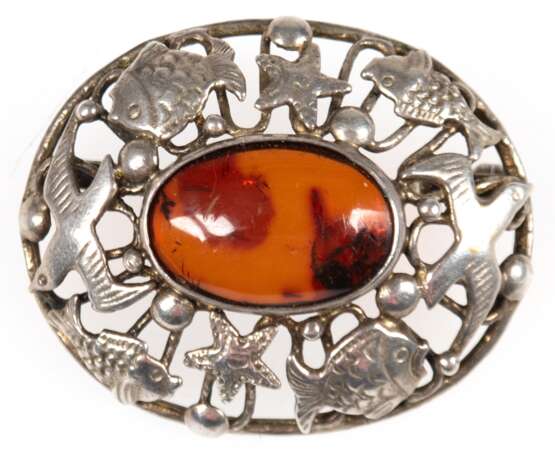 Bernstein-Brosche, oval, Fischland, 835er Silber, ovaler Cabochon in durchbrochener Fassung mit maritimen Motiven, L. 4,4 cm - photo 1