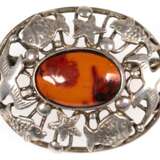 Bernstein-Brosche, oval, Fischland, 835er Silber, ovaler Cabochon in durchbrochener Fassung mit maritimen Motiven, L. 4,4 cm - photo 1