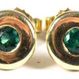 Paar Smaragd-Ohrstecker, 585er GG, runde Platte mit mittigem, rund facettiertem Smaragd, Ges.-Gew. 3,13 g, Dm. 0,8 cm - photo 1