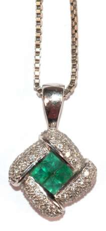 Anhänger an Kette, 750er WG, mit Diamanten und Smaragden besetzt, L. mit Öse 2 cm, Kette 585er WG, L. 40 cm, Ges.-Gew. 5,03 g - photo 1