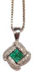 Anhänger an Kette, 750er WG, mit Diamanten und Smaragden besetzt, L. mit Öse 2 cm, Kette 585er WG, L. 40 cm, Ges.-Gew. 5,03 g