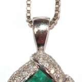 Anhänger an Kette, 750er WG, mit Diamanten und Smaragden besetzt, L. mit Öse 2 cm, Kette 585er WG, L. 40 cm, Ges.-Gew. 5,03 g - photo 1